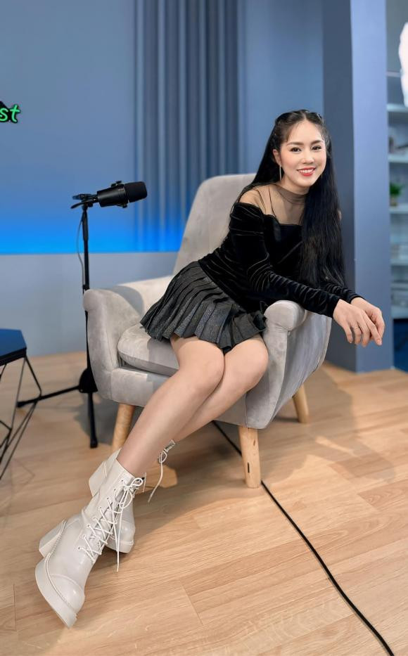 Lê Phương cực xinh qua góc máy của chồng trẻ. "Nhờ Chồng chụp hình và cái kết", nữ diễn viên phấn khích khoe.