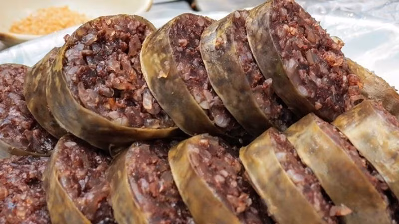 Lòng lợn nhồi gạo nếp cũng là món khá lạ đối với nhiều du khách, ở Lai Châu nó còn có tên gọi là tùng càng nhảng. Gạo nếp, thảo quả giã nhỏ được trộn cùng tiết sống rồi nhồi vào lòng lợn. Sau đó được luộc chín, để ăn dần trong những dịp lễ Tết. Ảnh: Bách hoá Xanh