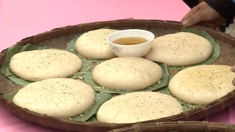 Bánh dày của người Mông ở Lai Châu có kích thước khá lớn, không nhân, được làm từ gạo nếp nương và nếp cái hoa vàng. Bánh có vị dẻo thơm đặc trưng. Ảnh: Bách hoá Xanh