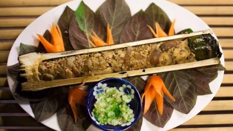 Đặc sản Lai Châu còn nổi tiếng với món lam nhọ, được chế biến từ thịt bò hoặc trâu, nướng trên than hồng đến khi chín tới, sau đó thái mỏng và trộn với các loại gia vị như tỏi, ớt, gừng, mắc khén, rôi cho vào ống tre nướng. Vị cay nồng của các loại gia vị kết hợp với thịt mềm ngọt tạo nên một hương vị độc đáo. Ảnh: Bách hoá Xanh