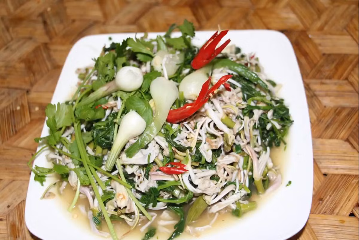 Đặc sản Lai Châu còn có món măng nộm Hoa Ban. Măng sử dụng măng nứa hoặc măng đắng, hoa ban chọn cánh dày, chọn một con cá suối dày mình, mang nướng và lấy phần thịt. Sau đó chế biến một hỗn hợp nước từ chanh, tỏi, ớt, rau húng và cuối cùng là trộn nhẹ nhàng tất cả các loại nguyên liệu lại với nhau để tạo nên món măng nộm hoa Ban. Ảnh: vov