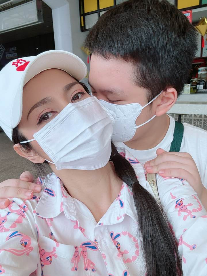 Nữ diễn viên thường xuyên chia sẻ những khoảnh khắc đời thường vui vẻ, hạnh phúc bên con trai trên trang cá nhân.