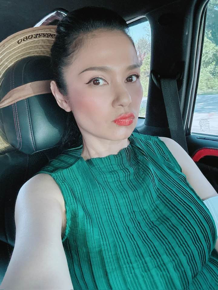 Dù đã bước sang tuổi U50, Việt Trinh vẫn giữ được nhan sắc mặn mà, đằm thắm.