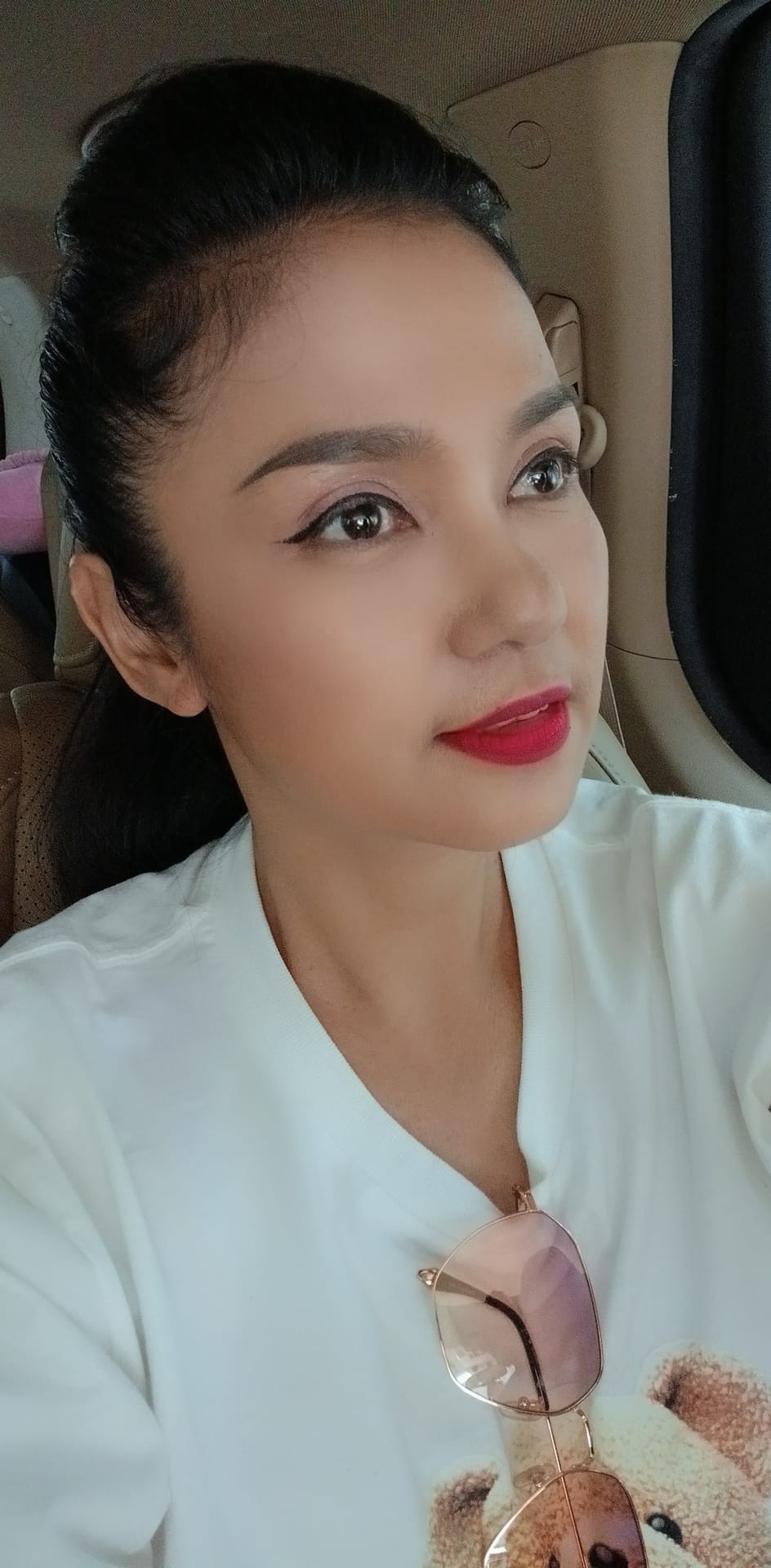 Sau khi giải nghệ, hình ảnh đời thường của Việt Trinh khiến cô trở nên gần gũi hơn với khán giả, khác hẳn với sự kiêu sa, đài các thường thấy trong các vai diễn thành công của cô.