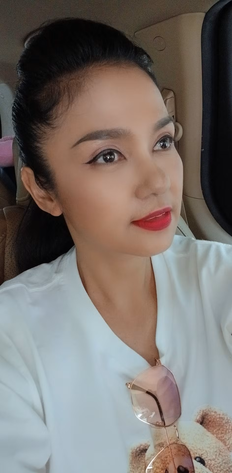 Sau khi giải nghệ, hình ảnh đời thường của Việt Trinh khiến cô trở nên gần gũi hơn với khán giả, khác hẳn với sự kiêu sa, đài các thường thấy trong các vai diễn thành công của cô.