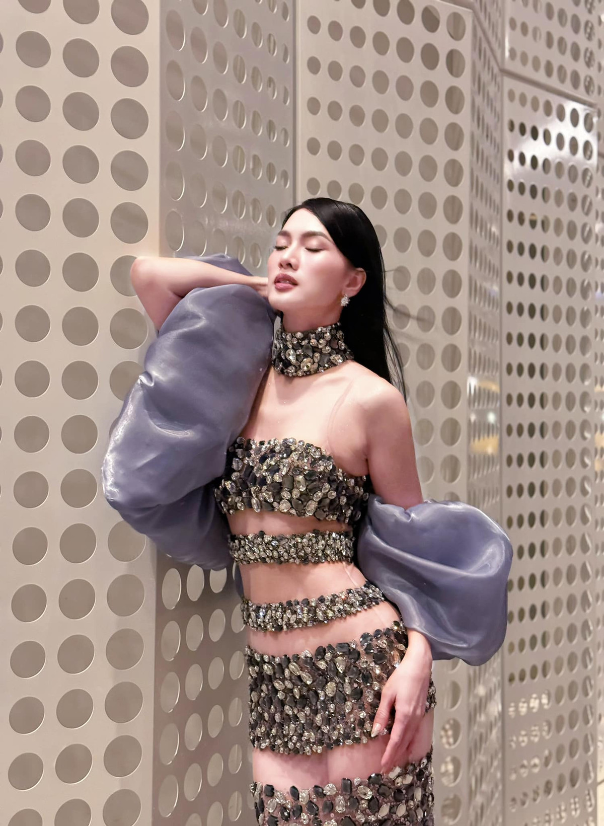 "Hôm nay Thư buồn...", cựu siêu mẫu Anh Thư phô diễn sắc vóc xịn xò hết nấc trong bộ đầm lạ mắt. Ảnh: FBNV