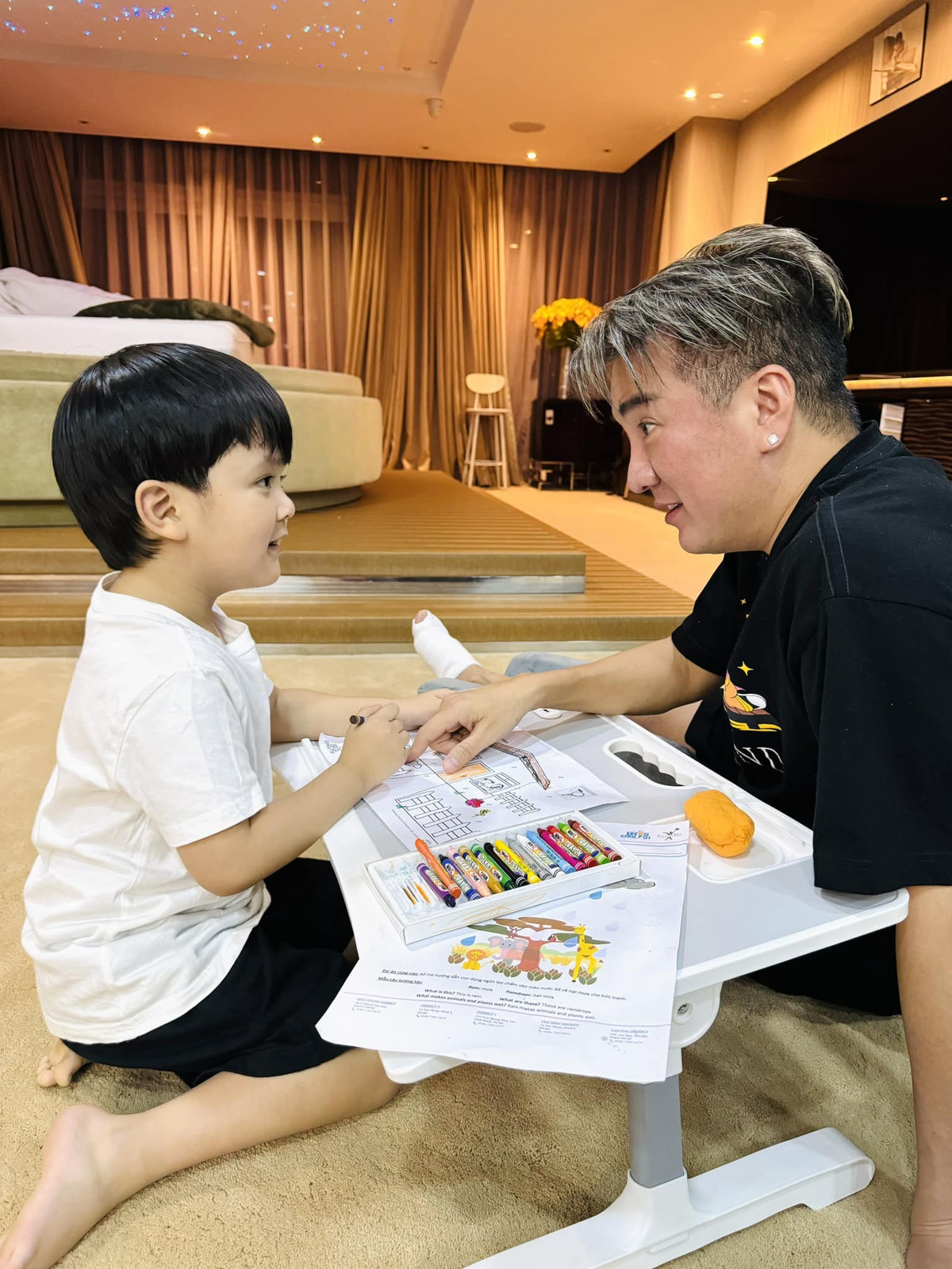 Ca sĩ Đàm Vĩnh Hưng bày tỏ tình cảm với con trai.