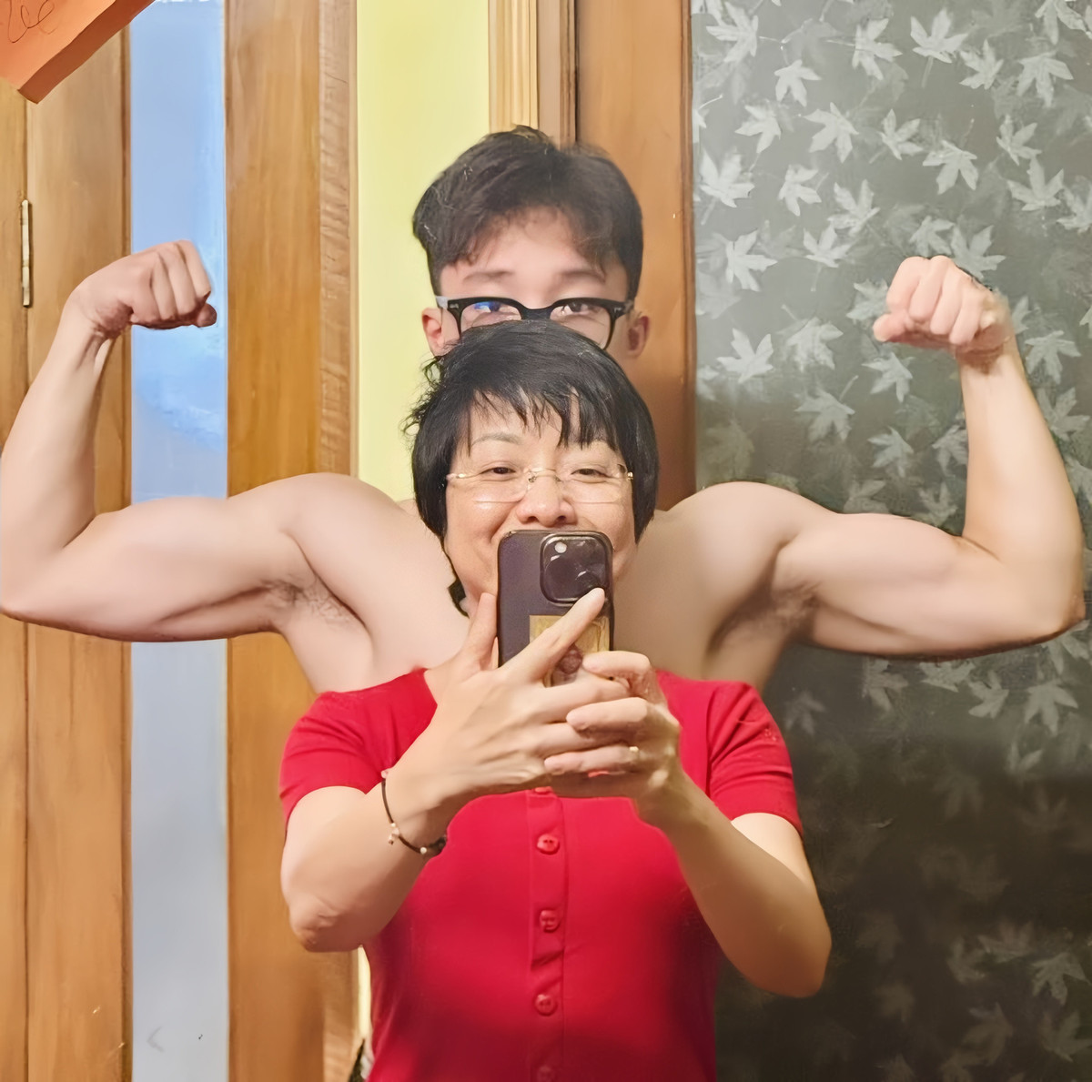 Thảo Vân chụp ảnh con trai khoe cơ bắp.