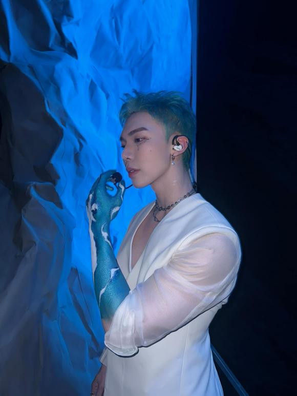 Erik thả thính fans girl. "Sóng vỗ vỡ toang cái màn hình điện thoại mới mua ...".