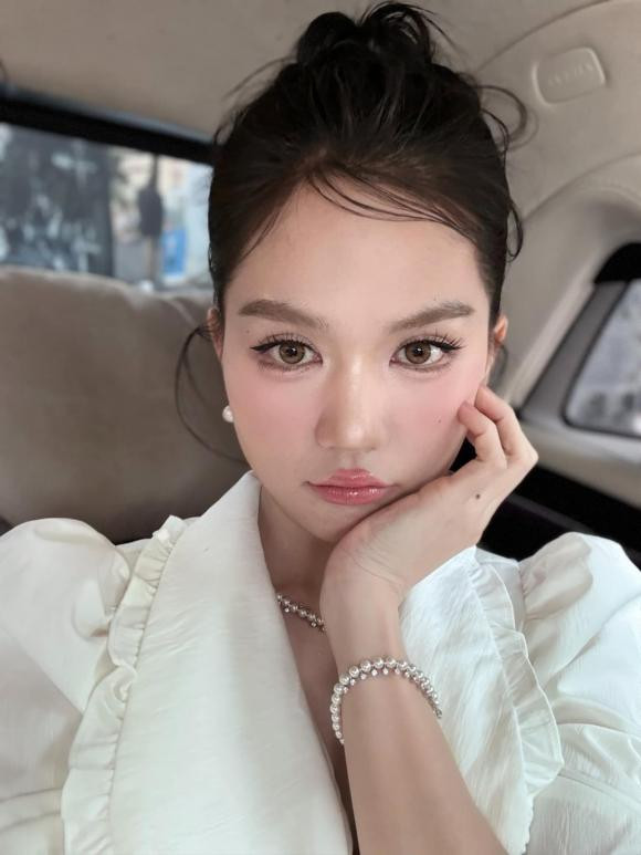 "Nhắn tin trước là em nhớ anh, còn không nhắn tin trước là em đợi anh nhớ em!", Ngọc Trinh đăng ảnh dễ thương để thả thính.