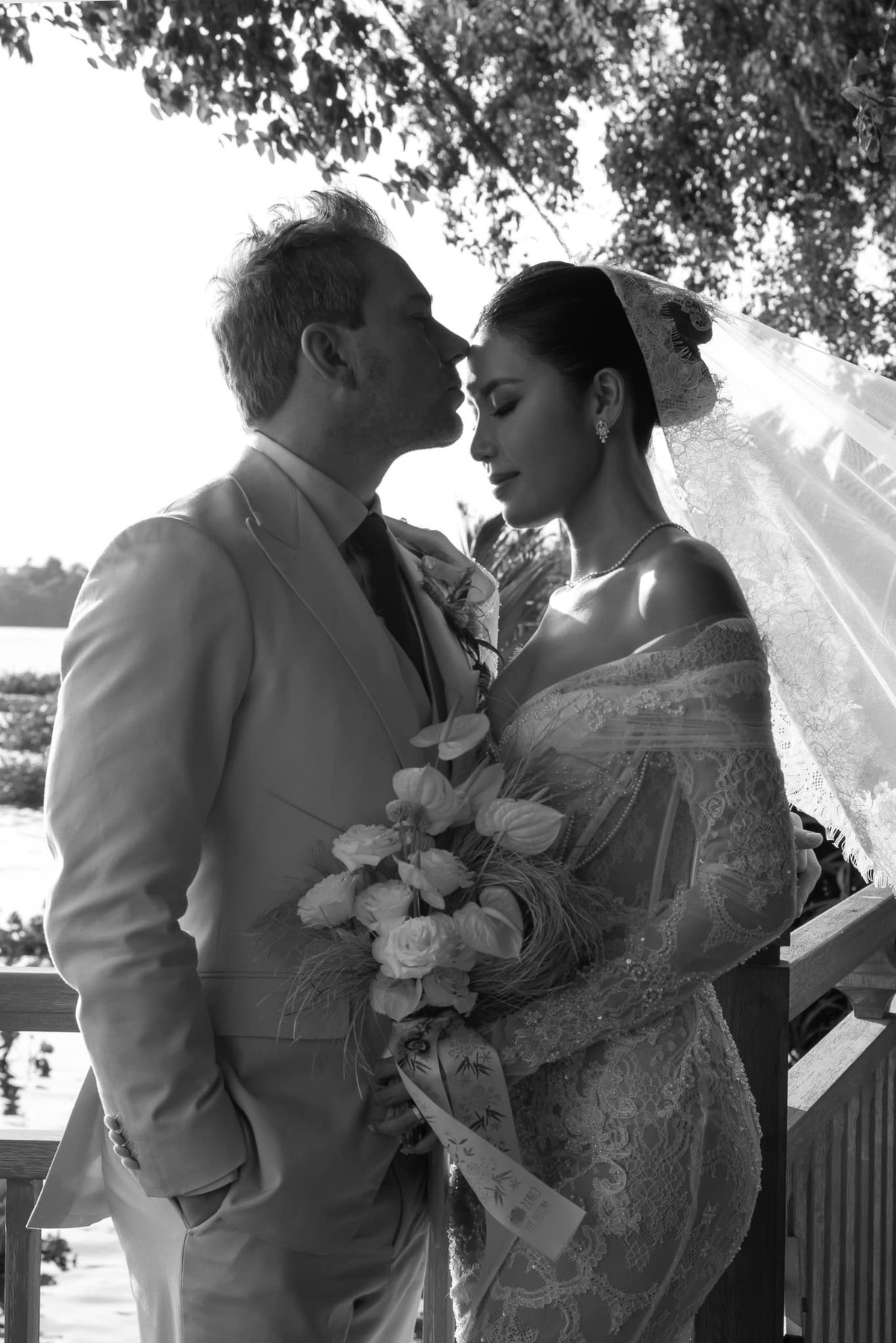 Minh Tú tung ảnh lễ cưới riêng tư cực ngọt ngào bên chồng Tây.