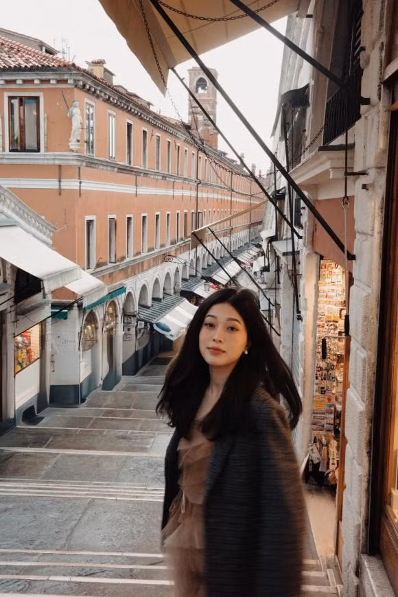 Á hậu Phương Nga đăng ảnh ở Pháp.