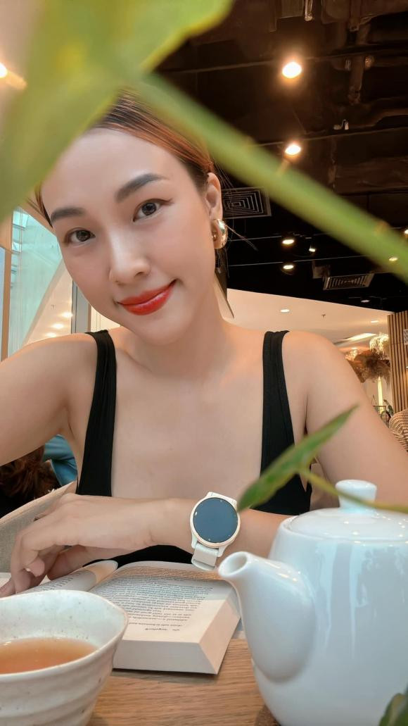 "Học cách chọn “điều mình cần” hơn là “điều mình muốn” thì sẽ không mệt đầu và dễ nhẹ lòng với mọi điều đến và đi trong đời mình. Bởi vì chúng ta đâu có cần quá nhiều để hạnh phúc!", Á hậu Hoàng Oanh tự nhủ.