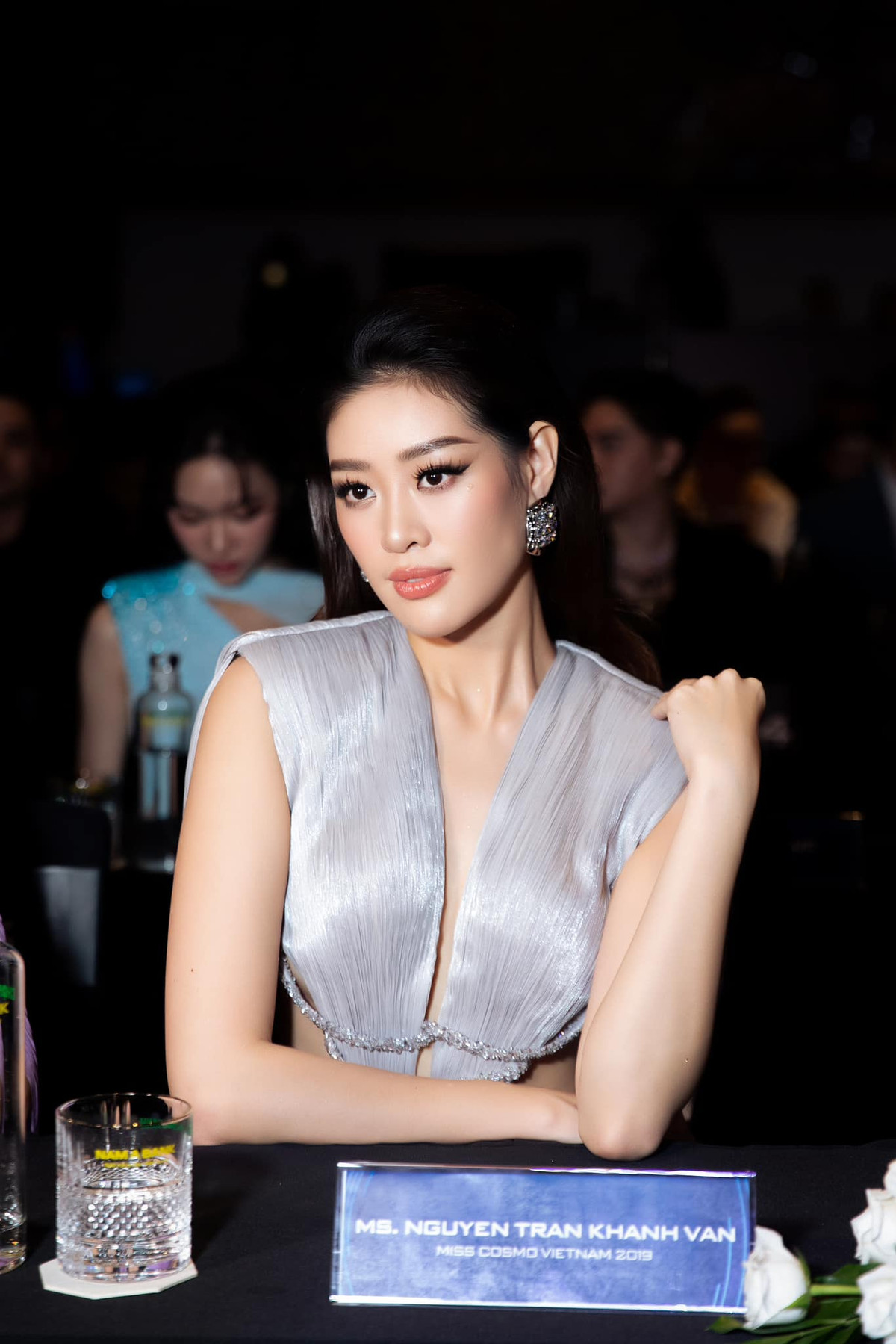 Đặc biệt, điểm nhấn trên gương mặt cô chính là chiếc mũi cao thanh tú, giúp tôn lên đường nét thanh tú và sự sắc sảo, cuốn hút.