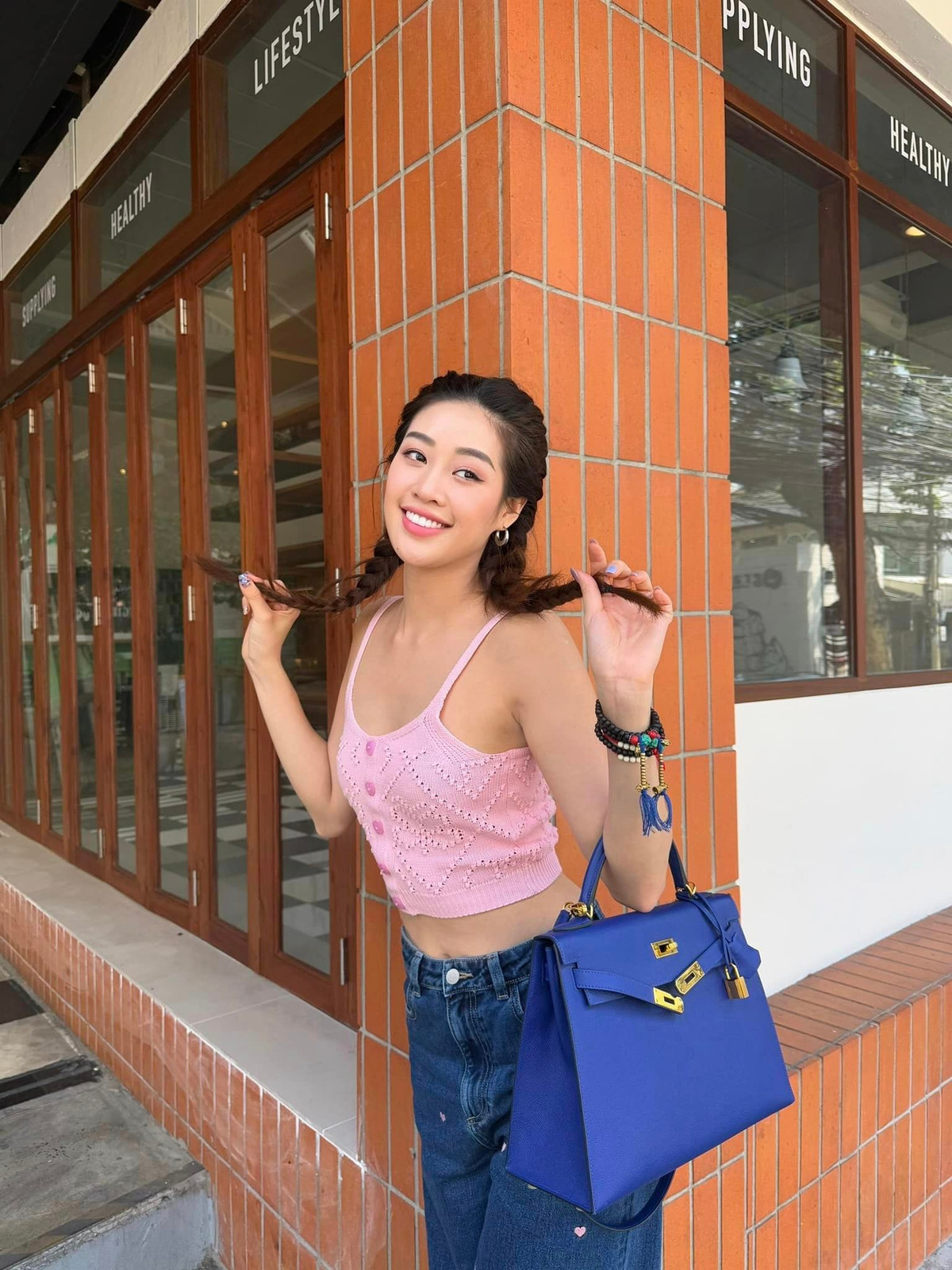 Người đẹp liên tục được các nhà thiết kế trong nước giao diễn vị trí first face, vedette. Khánh Vân còn mở một trung tâm đào tạo người mẫu mang tên cô.