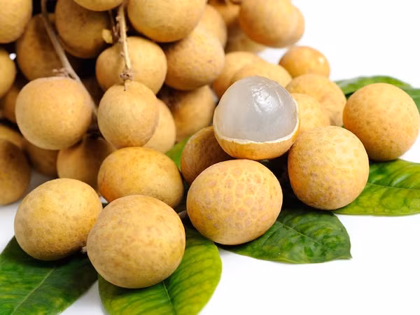  Hoa quả có tính nóng: Mít, mận, vải, đào, nhãn... là những loại hoa quả có tính nóng, hàm lượng đường cao nên dễ gây mẩn ngứa, mụn nhọt khiến người bệnh thuỷ đậu khó chịu hơn. Ảnh Internet