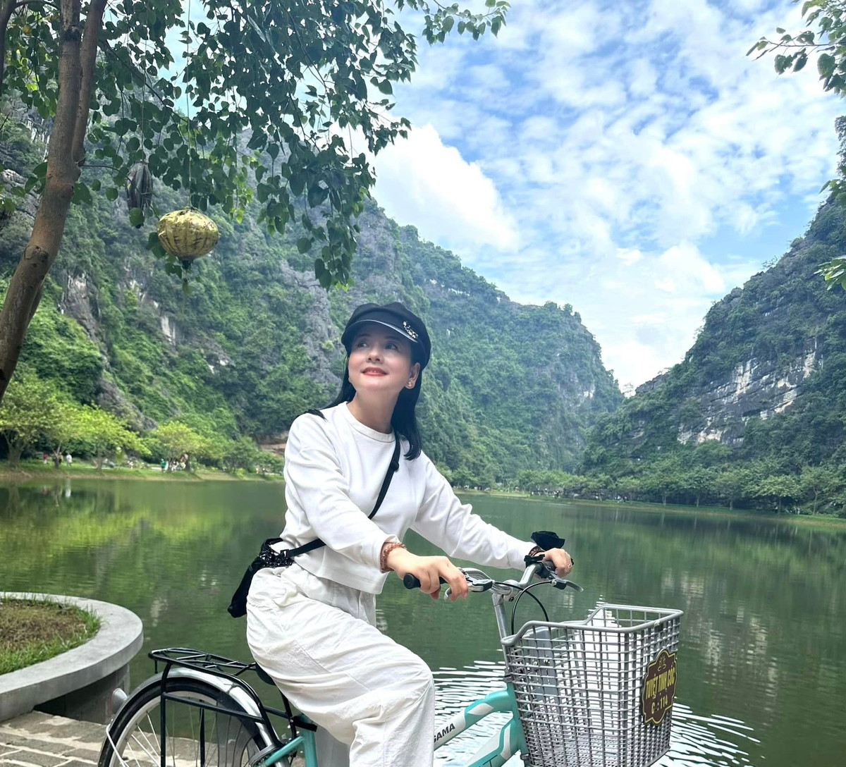 Việc tập luyện thể dục đều đặn, đặc biệt là yoga, giúp cơ thể của cô dẻo dai, săn chắc và tinh thần luôn thoải mái. Ảnh: FB Quế Thu