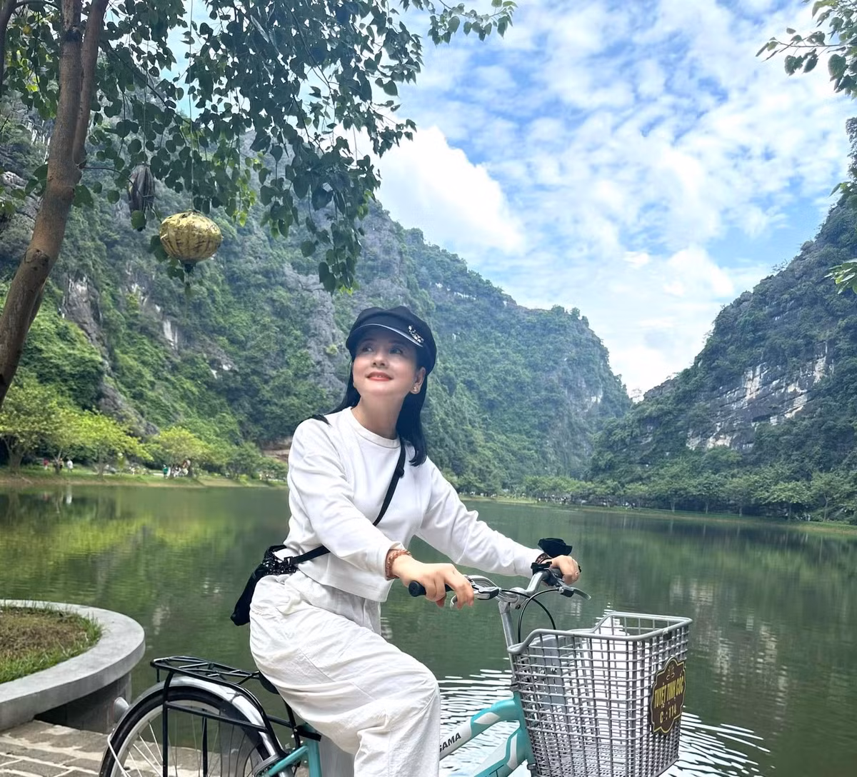 Việc tập luyện thể dục đều đặn, đặc biệt là yoga, giúp cơ thể của cô dẻo dai, săn chắc và tinh thần luôn thoải mái. Ảnh: FB Quế Thu