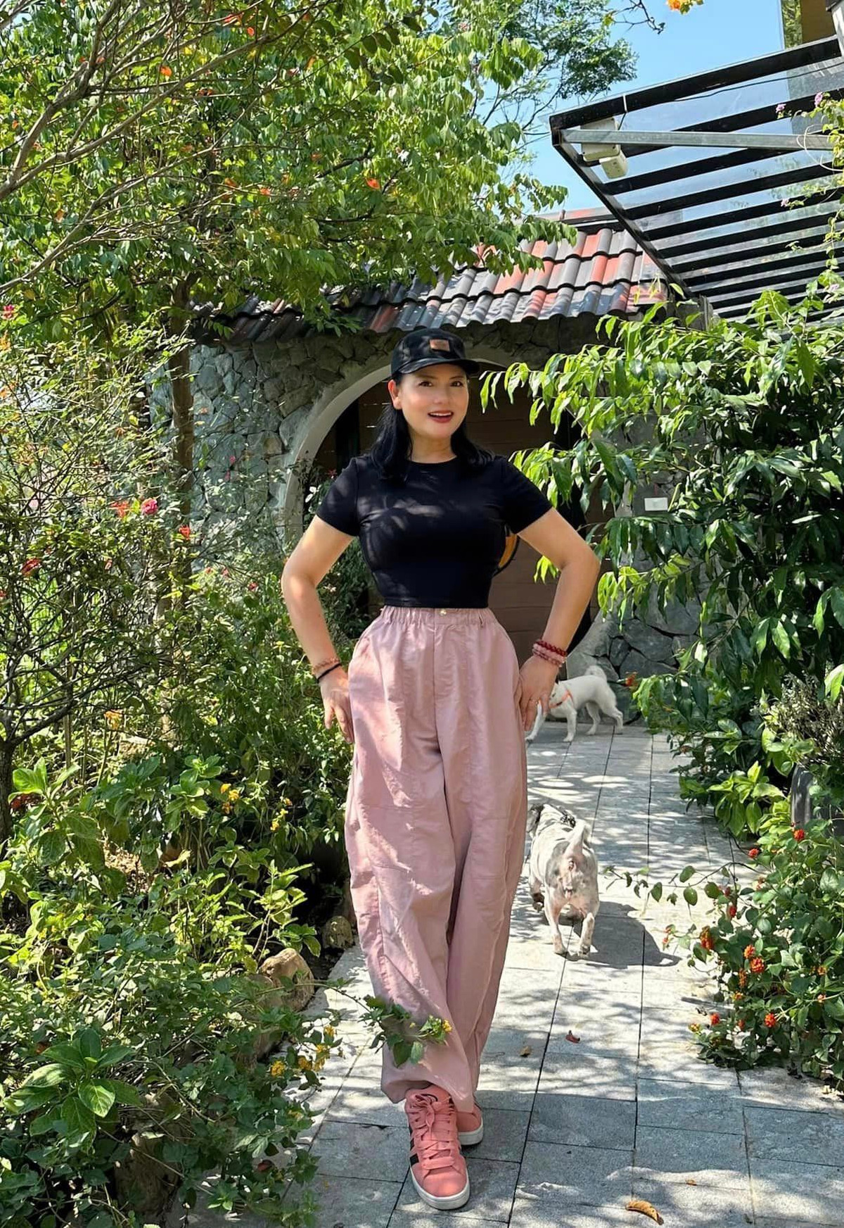 NSND Thu Quế còn tích cực với các hoạt động trong nghề lẫn thiện nguyện. Ảnh: FB Quế Thu