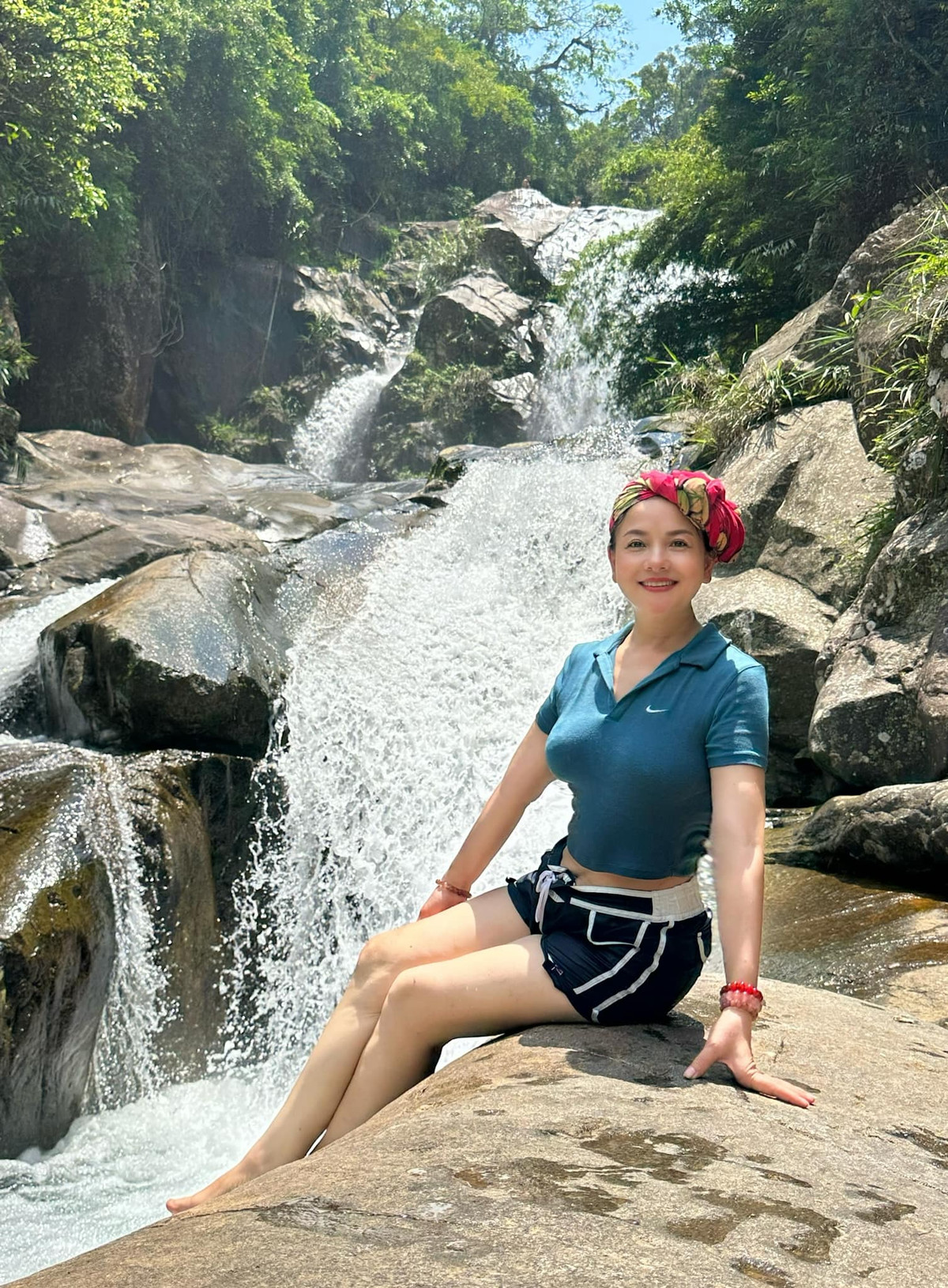 Nhờ năng động trong mọi công việc hàng ngày nên NSND Thu Quế có cơ thể dẻo dai cùng vẻ ngoài trẻ trung. Ảnh: FB Quế Thu