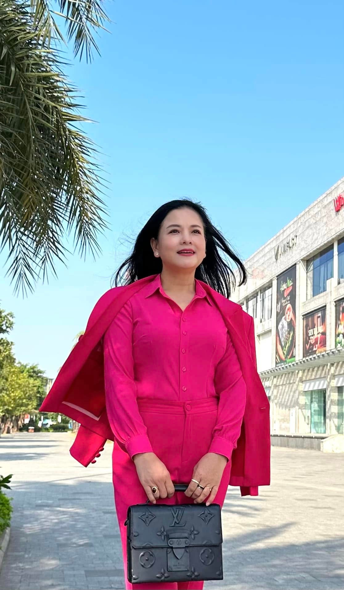 Dù đã bước sang tuổi 55, nữ nghệ sĩ vẫn sở hữu vóc dáng thon gọn, làn da mịn màng và thần thái tươi trẻ. Ảnh: FB Quế Thu