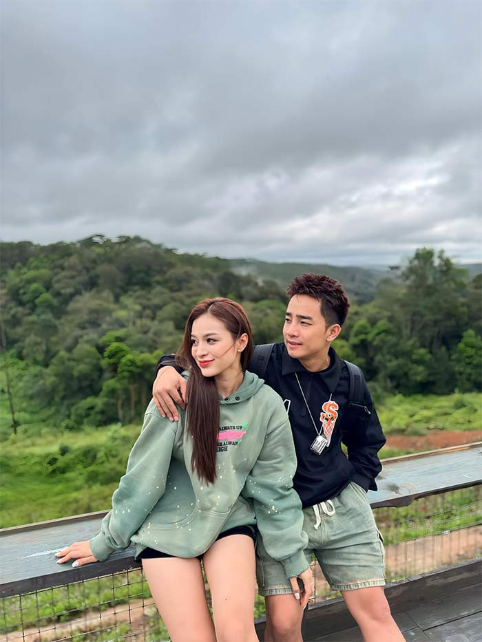 "Anh Nam vui tính nên luôn trêu vợ mỗi ngày. Đặc biệt, cứ khi nào tôi hờn dỗi là anh lại làm đủ trò để cho tôi cười. Dù bận rộn nhưng anh luôn dành thời gian để chơi cùng con nên gia đình chúng tôi có rất nhiều khoảnh khắc vui vẻ bên nhau", Ngọc Anh chia sẻ.