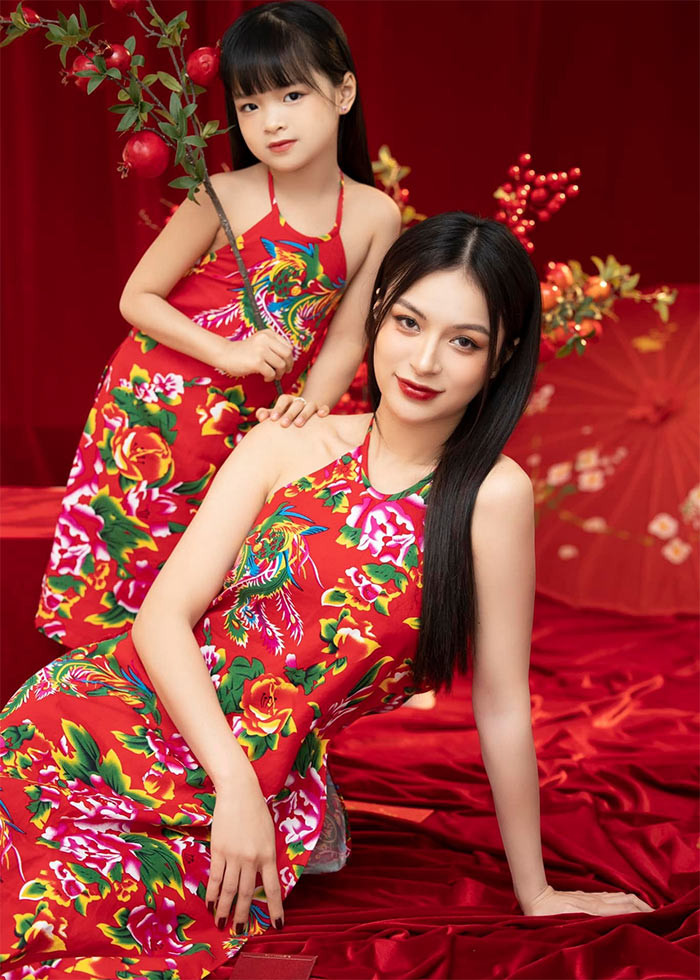 Sở hữu ngoại hình xinh xắn, ưa nhìn nên dù đã lấy chồng nhưng Ngọc Anh chia sẻ cô vẫn được nhiều đại gia đặt vấn đề, mời đi ăn, đi du lịch nhưng cô mặc kệ họ.