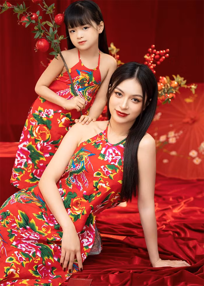 Sở hữu ngoại hình xinh xắn, ưa nhìn nên dù đã lấy chồng nhưng Ngọc Anh chia sẻ cô vẫn được nhiều đại gia đặt vấn đề, mời đi ăn, đi du lịch nhưng cô mặc kệ họ.