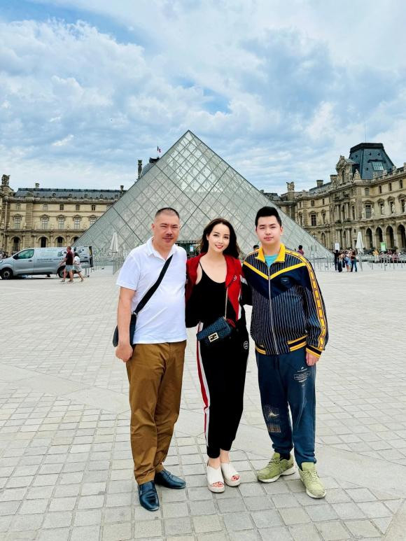 Hạnh phúc hiện tại của Mai Thu Huyền là: "Ở bên cạnh những người mình yêu thương nhất cuộc đời. Vất vả cả năm rồi mới hiếm hoi có dịp cả gia đình được đi du lịch cùng nhau nên phải tận hưởng từng giây phút tuyệt vời nhất".