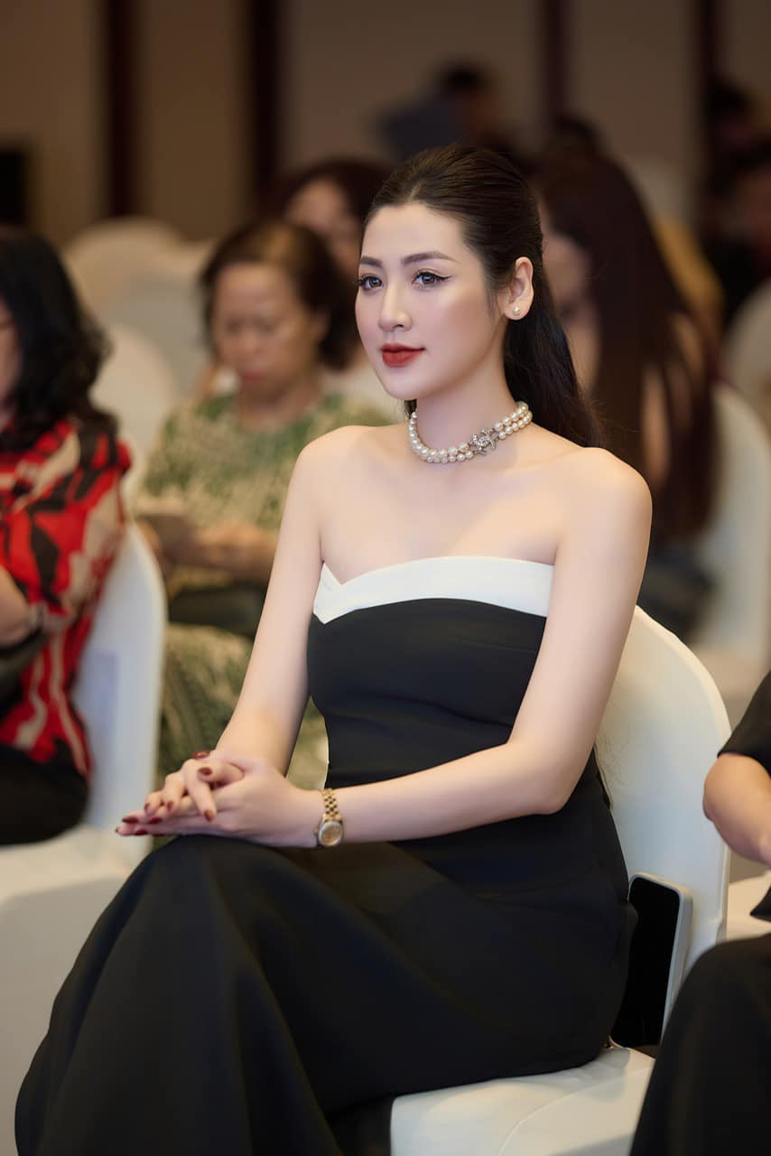 Á hậu Dương Tú Anh xinh đẹp dự sự kiện, dù đang mang thai con thứ hai nhưng người đẹp vẫn thu hút mọi ánh nhìn.