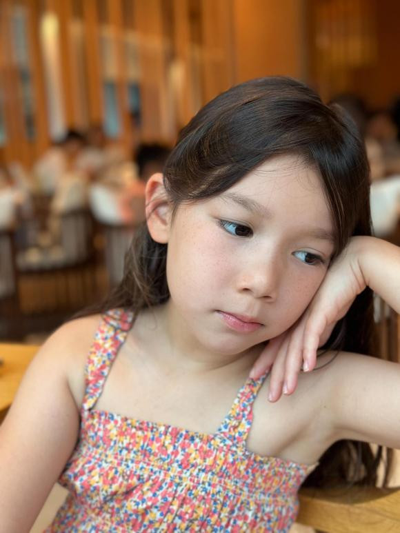 Hà Anh khoe con: "Từ nhỏ mọi người gọi em là "thánh biểu cảm" vì em hay làm các biểu cảm nhí nhố đáng yêu ngộ nghĩnh. Vừa tròn 6 tuổi nhưng em bé đã rất ý thức và hiếu thảo. Em lấy nước cam, trái cây ăn sáng cho mẹ. Mẹ thấy em sáng nay xinh quá, mẹ nói em ngồi yên cho mẹ chụp mấy tấm hình".