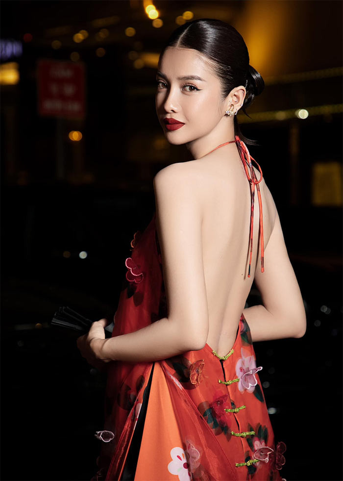 Trước khi đến với phim ảnh, người đẹp sinh năm 1995 là cái tên quen thuộc với nhiều cuộc thi nhan sắc như The Face - Gương mặt thương hiệu, Hoa hậu Biển Việt Nam, Hoa hậu Hoàn vũ Việt Nam.