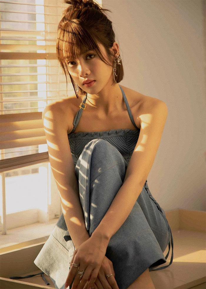 Sau cuộc thi Hoa hậu Hoàn vũ Việt Nam, cô gái trẻ rẽ ngang sang công việc mới - một người mẫu.