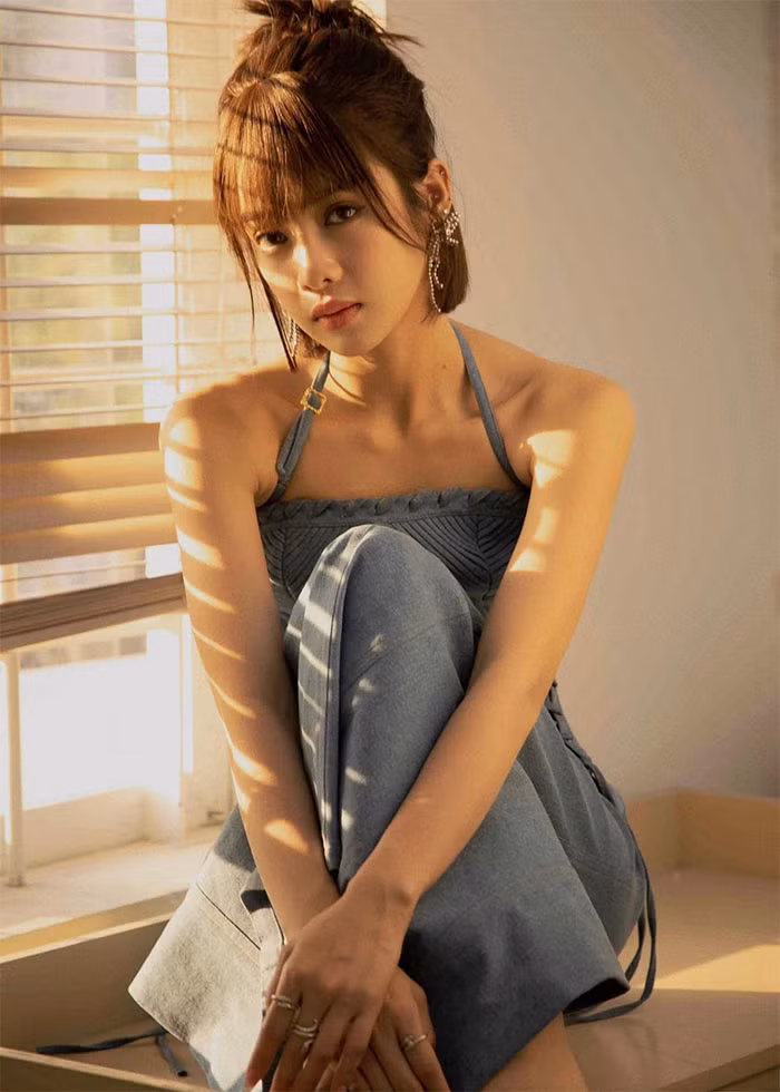 Sau cuộc thi Hoa hậu Hoàn vũ Việt Nam, cô gái trẻ rẽ ngang sang công việc mới - một người mẫu.