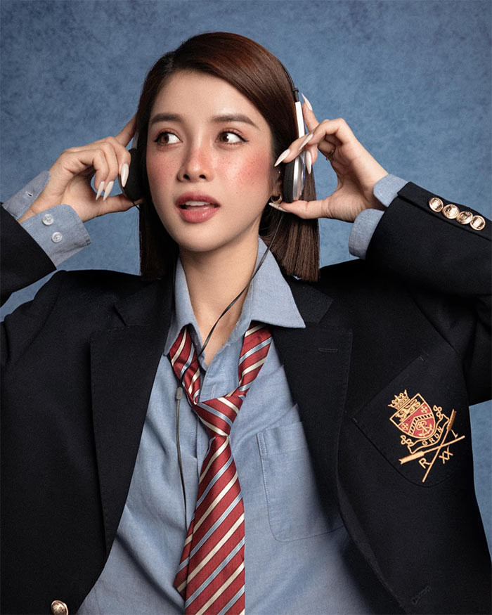 Người đẹp sinh năm 1995 sang Hàn Quốc để thực hiện hạ gò má, gọt hàm, cắt mí mắt, hạ góc đuôi mắt, sửa mũi.