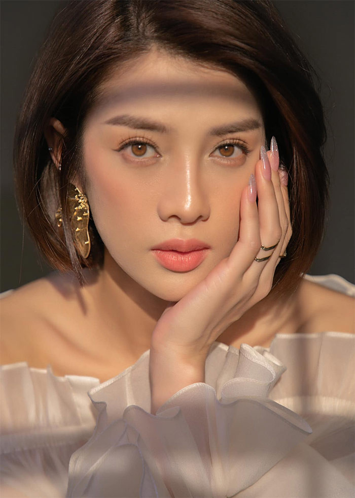 Sau 4 năm phẫu thuật thẩm mỹ, khuôn mặt cô ngày càng thanh tú và tự nhiên hơn.