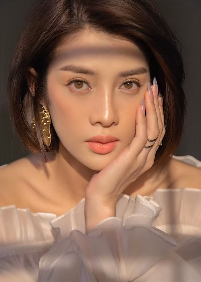 Sau 4 năm phẫu thuật thẩm mỹ, khuôn mặt cô ngày càng thanh tú và tự nhiên hơn.