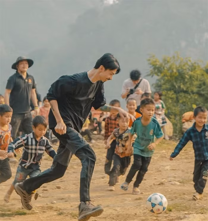 Nghệ sĩ Đen Vâu với những dấu ấn nghệ thuật vì cộng đồng đã được Ban tổ chức giải Mai Vàng lần thứ 29 năm 2023 trao giải thưởng "Nghệ sĩ vì cộng đồng năm 2023". (Ảnh: FBNV)