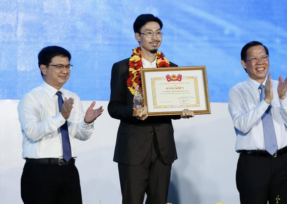 Ca sĩ Đen Vâu là một trong 20 cá nhân và tập thể nhận được giải thưởng Tình nguyện Quốc gia năm 2023 của Trung ương Đoàn TNCS Hồ Chí Minh. Nam rapper là nghệ sĩ duy nhất trong 303 đề cử được trao giải thưởng Tình nguyện Quốc gia năm 2023. (Ảnh: Dân trí)