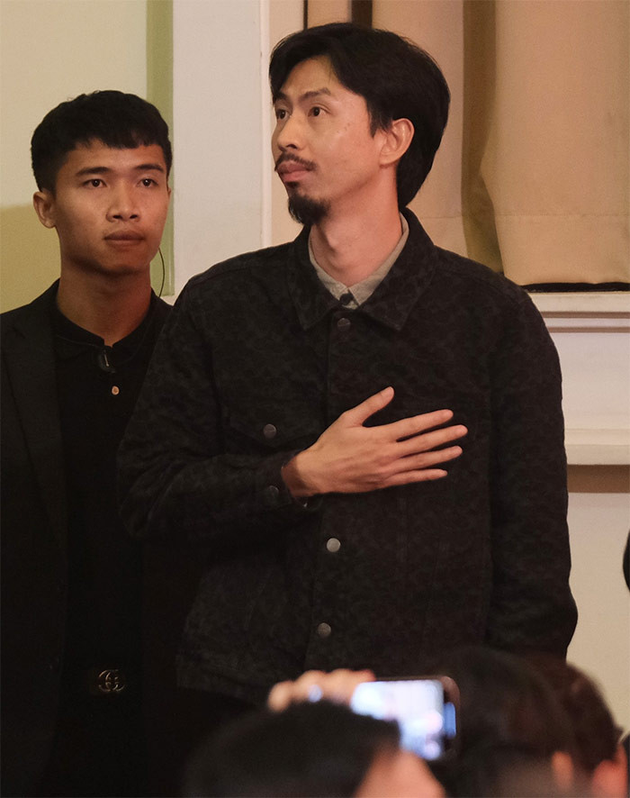 Đen Vâu xúc động khi biết tin mình nhận được cú đúp giải thưởng Mai Vàng. "Tôi xuất thân vào nghề chỉ từ tay ngang, nhờ cộng động mà Đen ngày càng trưởng thành. Xin gửi lời cảm ơn khán giả đã giúp Đen ngày càng trưởng thành. Đen mong giải thưởng này ngày càng được nhân rộng để nhiều bạn trẻ phấn đấu", Đen Vâu nói. (Ảnh: Tiền phong)