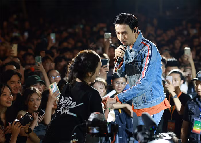 Mặc dù không qua trường lớp đào tạo chuyên nghiệp nhưng Đen Vâu lại nổi danh nhờ những bài rap bình dị, gần gũi với con người, cuộc sống thường ngày. Đen Vâu trở thành một ca sĩ trẻ tài năng đi lên từ cộng đồng Underground sở hữu nhiều bài Hit thường lọt top Trending nhất trên Youtube.