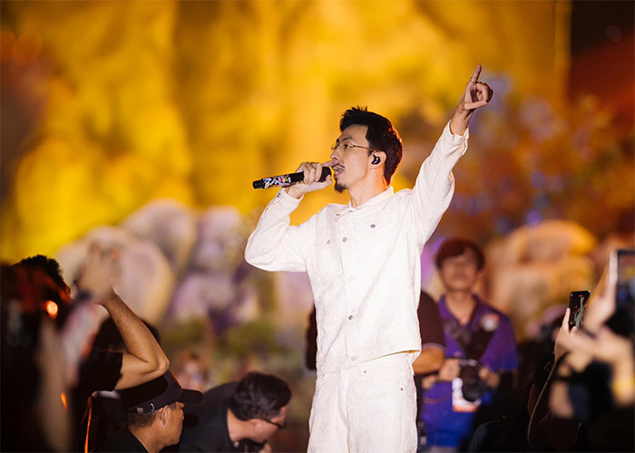 Ngoài ra, Đen Vâu còn nhận thêm giải thưởng Nam ca sĩ và Rapper được yêu thích nhất giải Mai Vàng lần thứ 29. (Ảnh: FBNV)