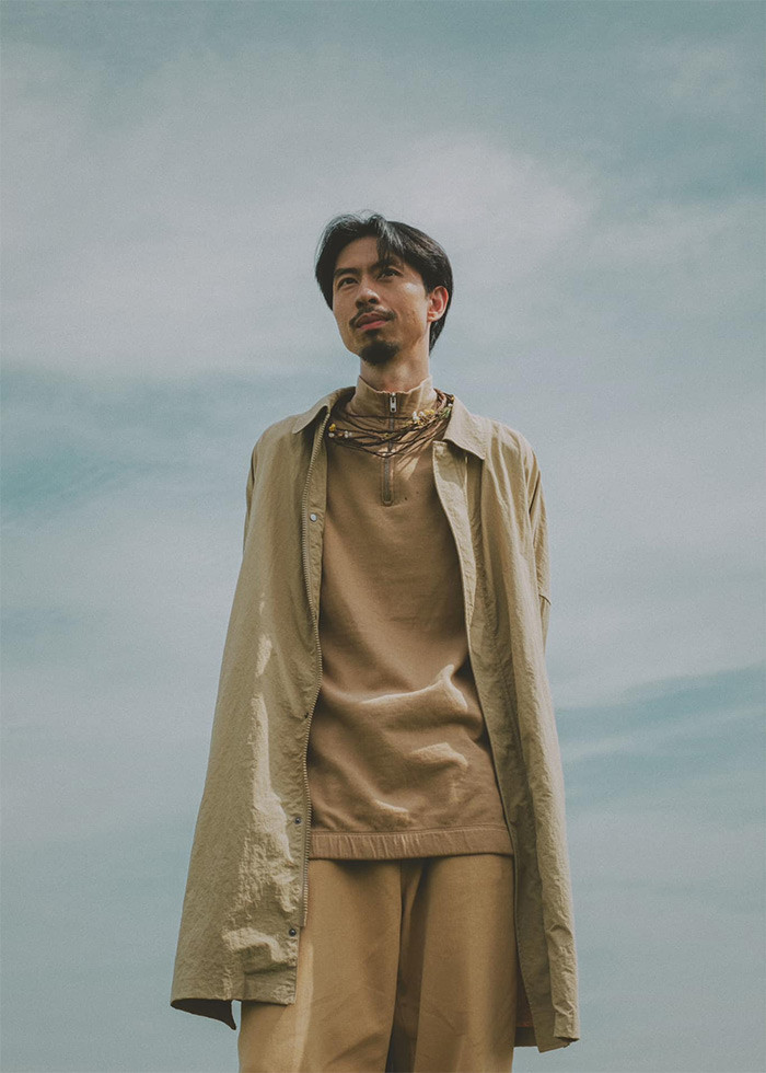 Học hết năm cấp 3, chàng trai sinh năm 1989 xin vào làm công nhân ở một công ty môi trường. Sau đó anh xin thôi việc và thực hiện chuyến đi phượt từ Bắc đến Nam đầu tiên trong cuộc đời. Bất ngờ, anh được mời hát ở Huế. Đây là lần đầu tiên anh trình diễn trên sân khấu chuyên nghiệp và nhận mức thù lao 4 triệu đồng. Đen kể rằng đây là bước ngoặt lớn của cuộc đời mình.