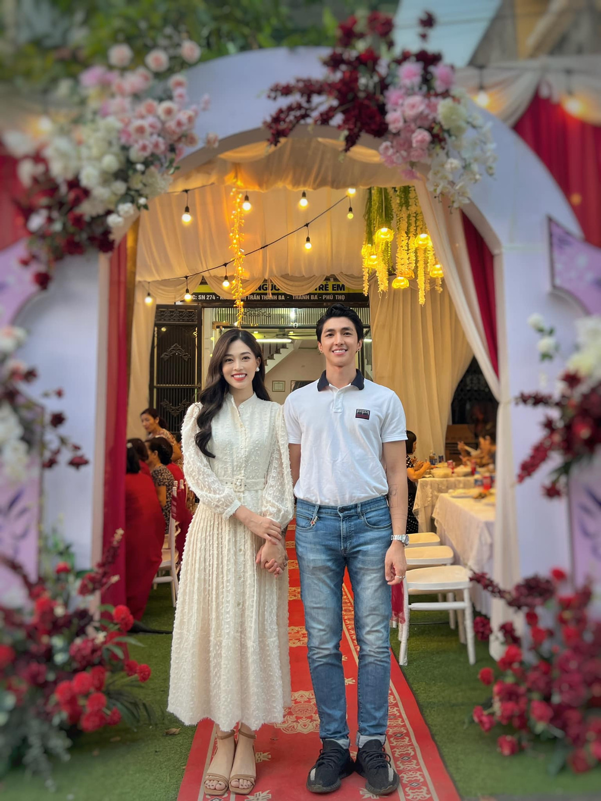 Sau 5 năm yêu nhau, Bình An và Bùi Phương Nga đã tổ chức lễ cưới lãng mạn và sang trọng vào tháng 10/2022 tại Hà Nội. Lễ cưới có sự tham dự của đông đảo người thân, bạn bè và đồng nghiệp trong ngành giải trí. Ảnh: FBNV