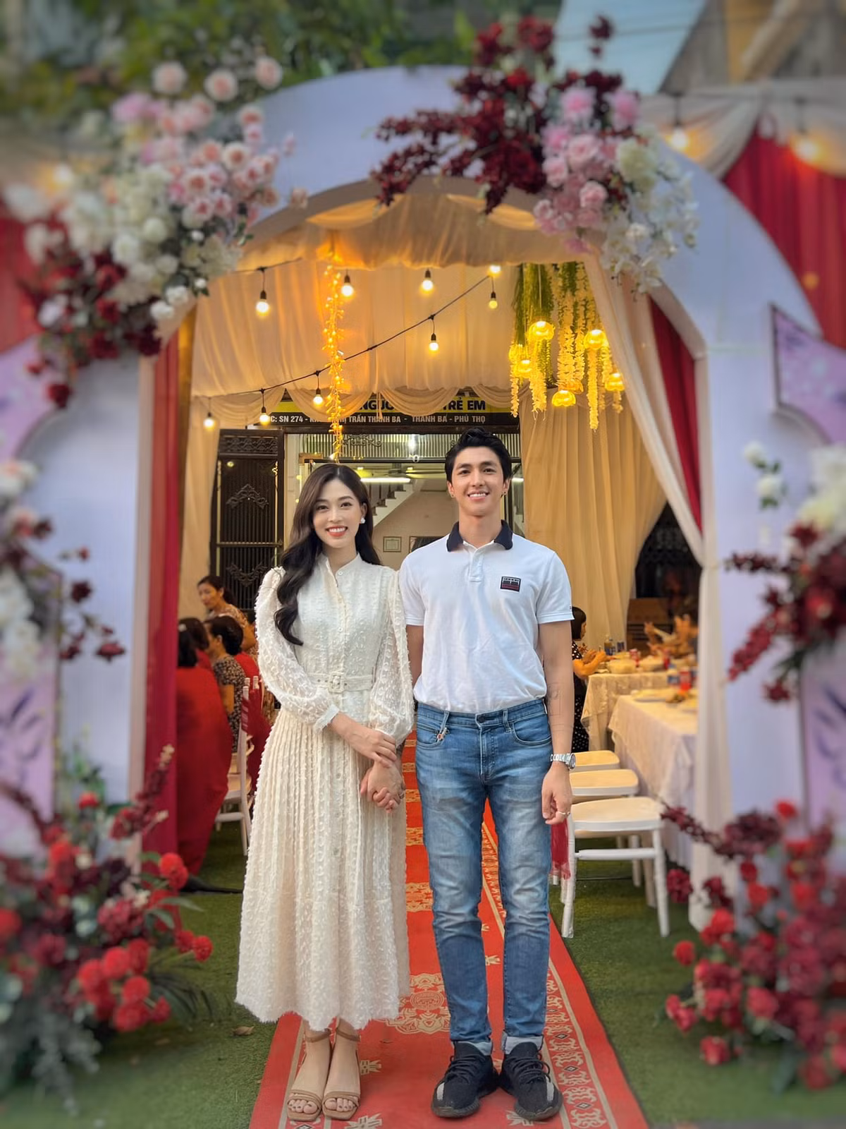 Sau 5 năm yêu nhau, Bình An và Bùi Phương Nga đã tổ chức lễ cưới lãng mạn và sang trọng vào tháng 10/2022 tại Hà Nội. Lễ cưới có sự tham dự của đông đảo người thân, bạn bè và đồng nghiệp trong ngành giải trí. Ảnh: FBNV