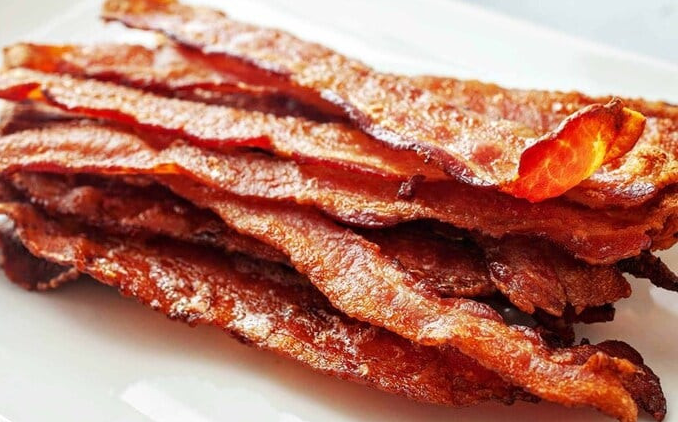 Vào năm 2015, Cơ quan Nghiên cứu Ung thư Quốc tế (IARC) thuộc Tổ chức Y tế Thế giới (WHO) đã phân loại thịt được chế biến sẵn là loại thực phẩm có thể gây ra ung thư cho con người. hầu hết thịt chế biến sẵn đã được muối, xử lý, lên men, hun khói hoặc chế biến theo nhiều cách khác nhau nhằm tăng hương vị hoặc cải thiện khả năng bảo quản. Tuy nhiên, cũng chính một số phương pháp chế biến này có thể sẽ tạo ra các hóa chất có khả năng gây ung thư. Ảnh: Chất lượng và Cuộc sống