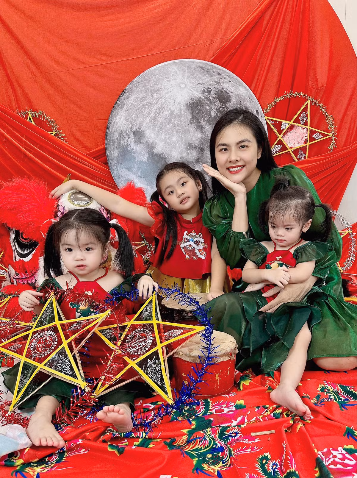 Dù đã là mẹ của ba đứa trẻ, nhưng nữ diễn viên vẫn giữ được vóc dáng thon gọn và nhan sắc rạng rỡ. Niềm hạnh phúc của Vân Trang càng nhân lên gấp bội khi sắp chào đón thêm một thành viên mới. Ảnh: FB Vân Trang