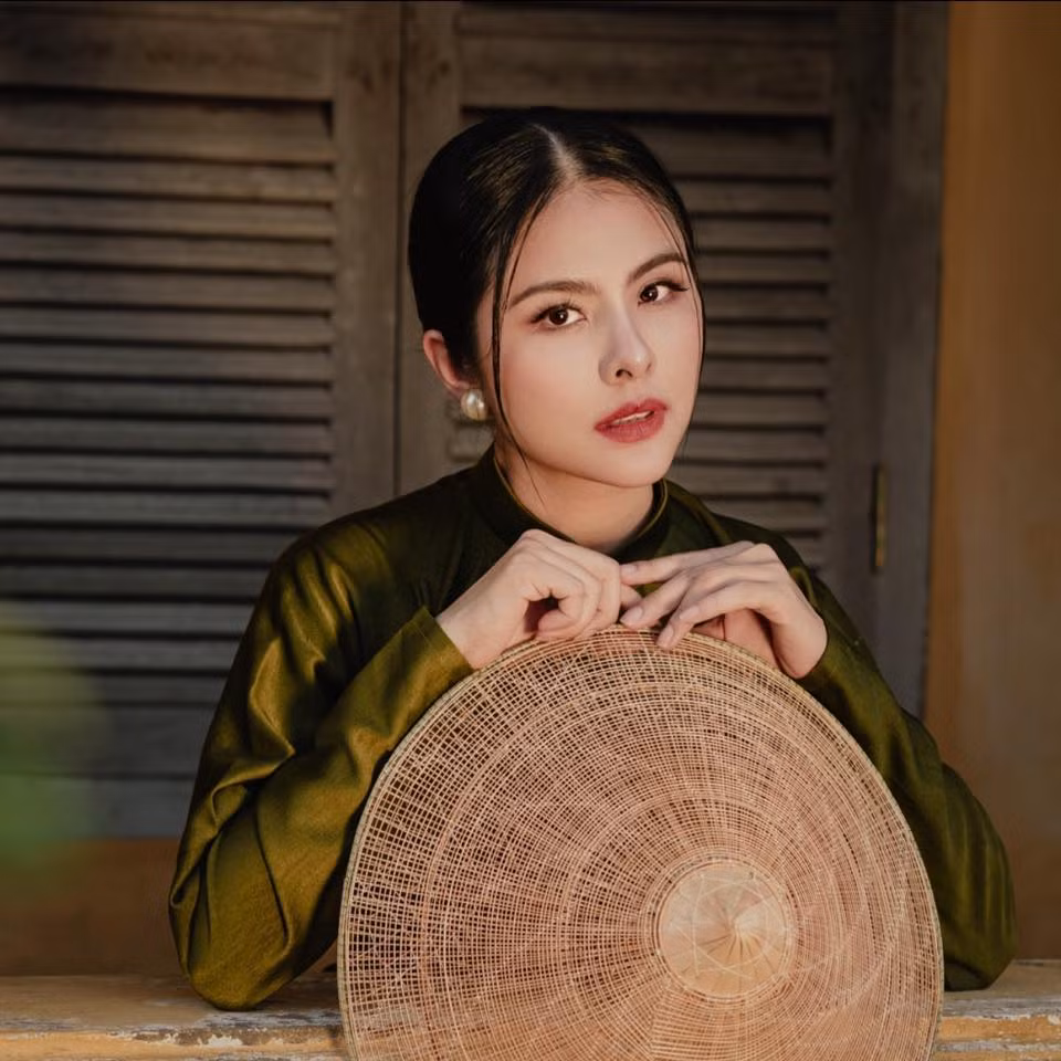 Cô thậm chí còn được chồng tặng những món quà đắt giá, xa xỉ chứng minh tình yêu sâu đậm cũng như tiềm lực tài chính ấn tượng. Ảnh: FB Vân Trang