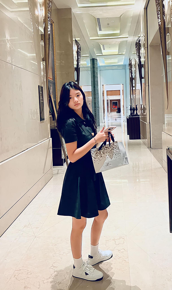 Sở hữu chiều cao ấn tượng 1m70 và đôi chân dài miên man Bảo Tiên được ví như "bản sao" hoàn hảo của mẹ.