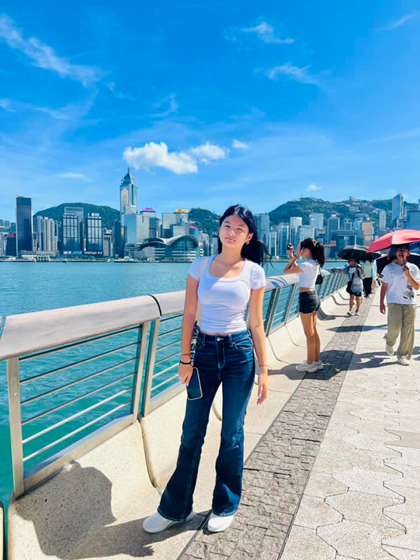 Sở hữu chiều cao nổi bật cùng đôi chân dài miên man, Bảo Tiên dễ dàng chinh phục mọi phong cách thời trang, từ năng động, trẻ trung đến thanh lịch.